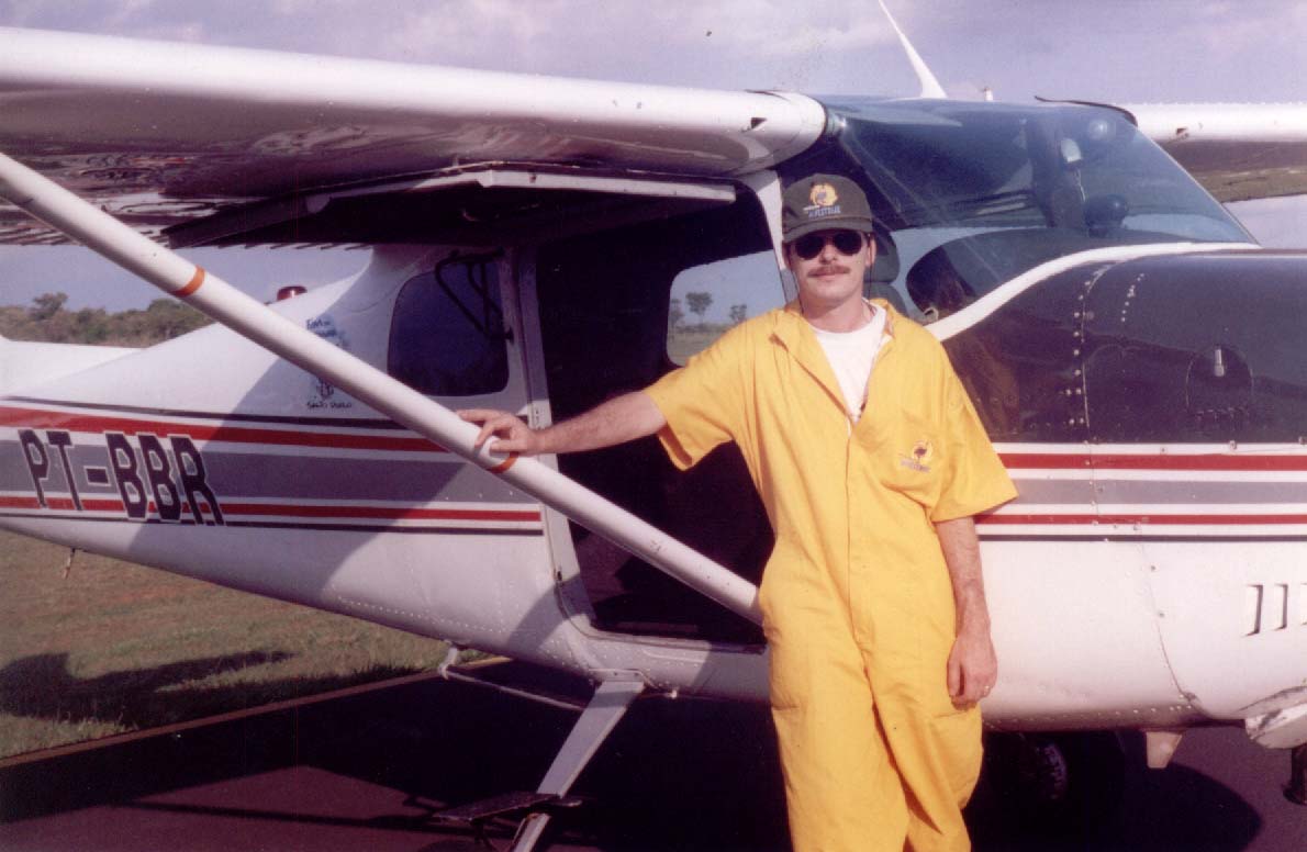 Arnaldo Adasz pilotando Cessna 175